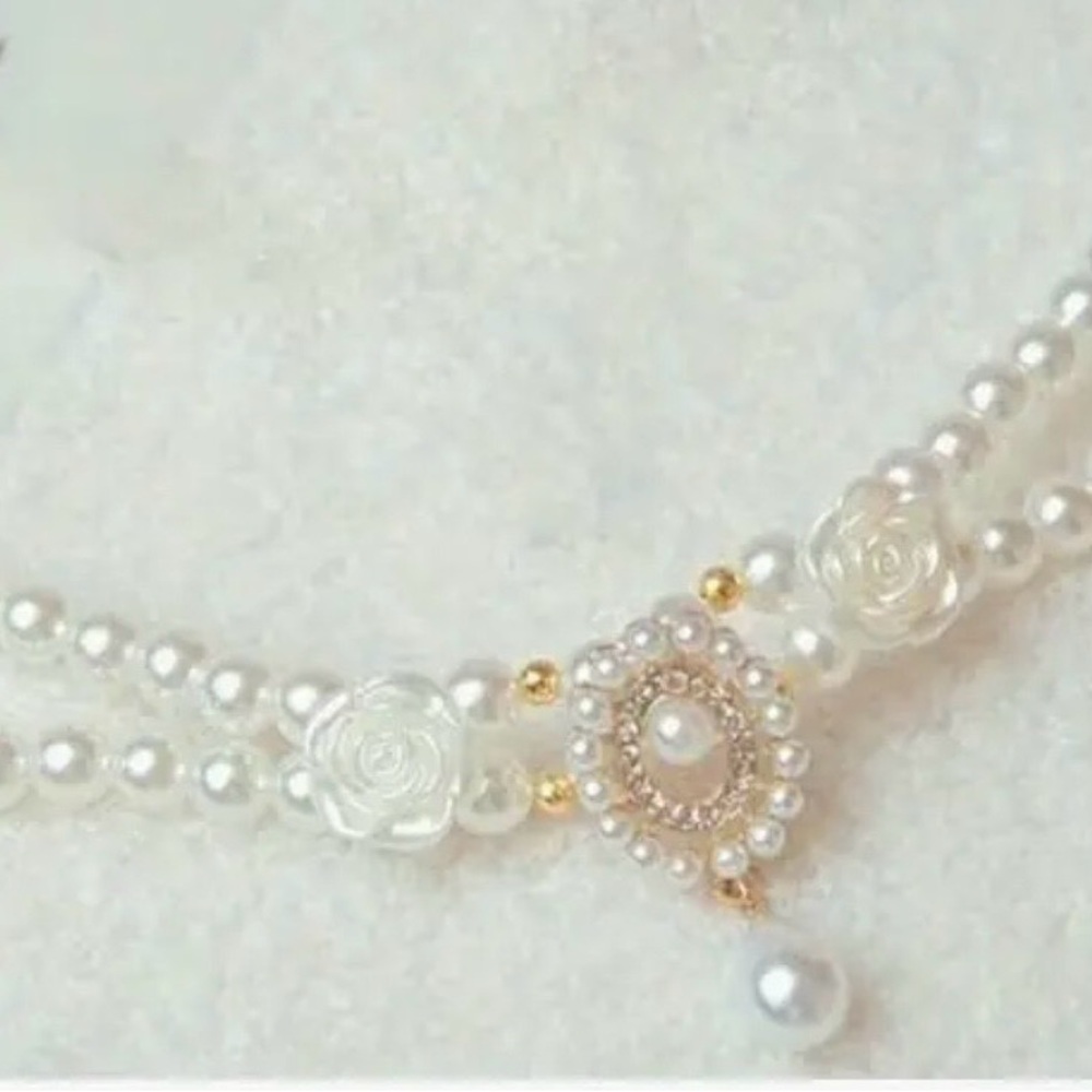 Elegant Pearl Necklace with Floral Accents for your bougie puppy !